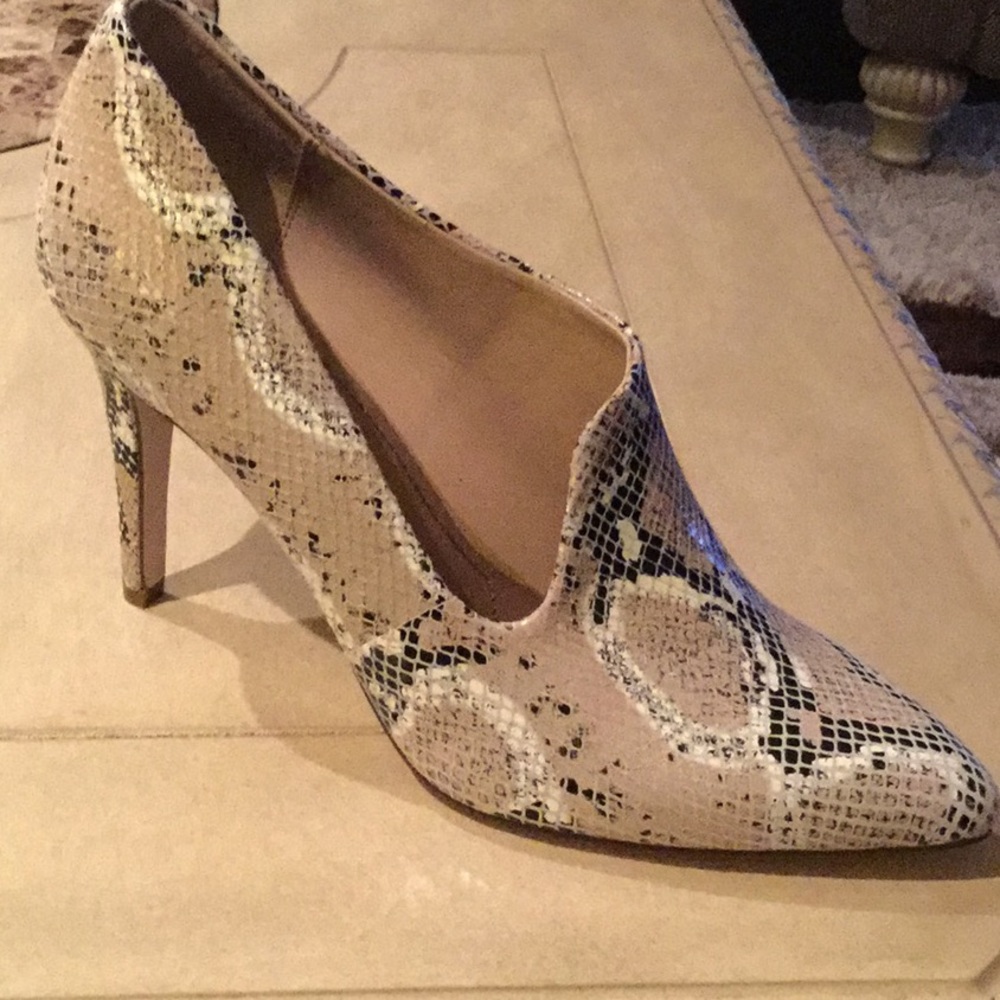 Lucca Lane yalexis Asymmetrical pumps